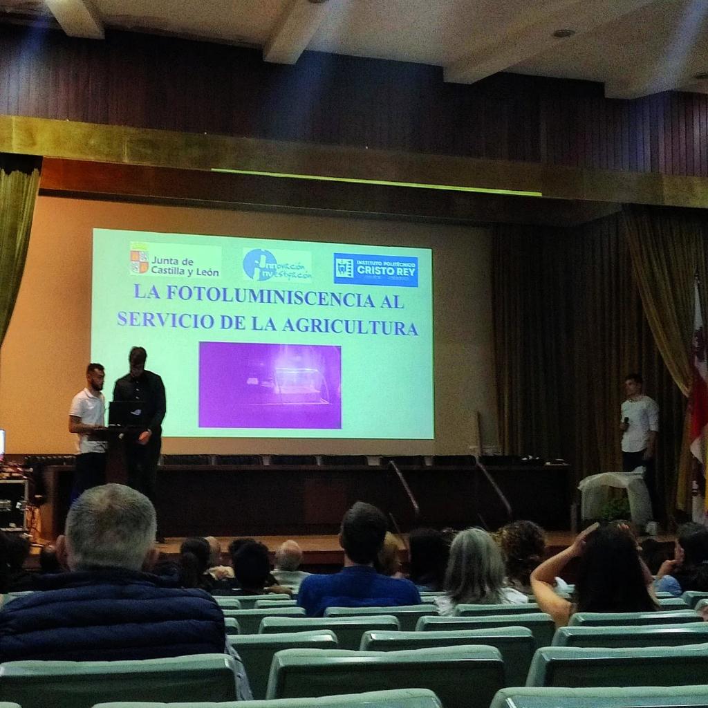 cristoreyva's tweet photo. ➡️ Nuestros alumnos Sergio, Christian y Jorge presentan hoy el proyecto de #investigación e #innovación educativa: "La fotoluminiscencia al servicio de la agricultura".

💪 ¡Enhorabuena por vuestro gran trabajo! Y muchas gracias a @ineavalladolid.
#PIIECYL #educacion @educacyl https://t.co/ZKgLnaXvaI