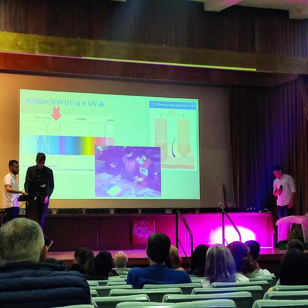 cristoreyva's tweet photo. ➡️ Nuestros alumnos Sergio, Christian y Jorge presentan hoy el proyecto de #investigación e #innovación educativa: "La fotoluminiscencia al servicio de la agricultura".

💪 ¡Enhorabuena por vuestro gran trabajo! Y muchas gracias a @ineavalladolid.
#PIIECYL #educacion @educacyl https://t.co/ZKgLnaXvaI