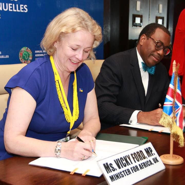 Great start to <a href="/vickyford/">Vicky Ford</a>’s #Ghana visit for #AfDBAM2022 - signing Room to Run Guarantee with <a href="/akin_adesina/">Dr. Akinwumi A. Adesina, CON, CGH</a> @AFDB_Group. Delivering on 🇬🇧’s #COP26 commitment, it will support $2bn AFDB funding for climate-related projects across Africa 🤝🌍