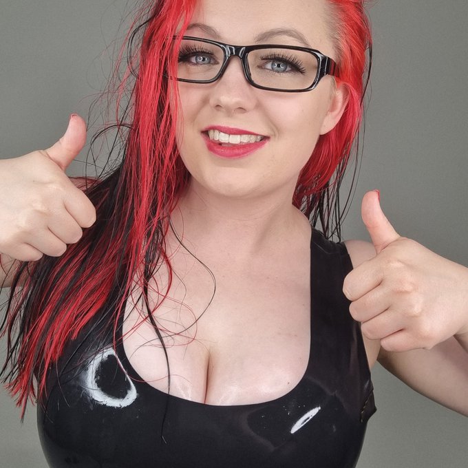 1 pic. Have a great day 😀  thought I'd say hi! Say hi back 😉

#wetlook #redhair #Glasses #cutetop #PrettyWomen