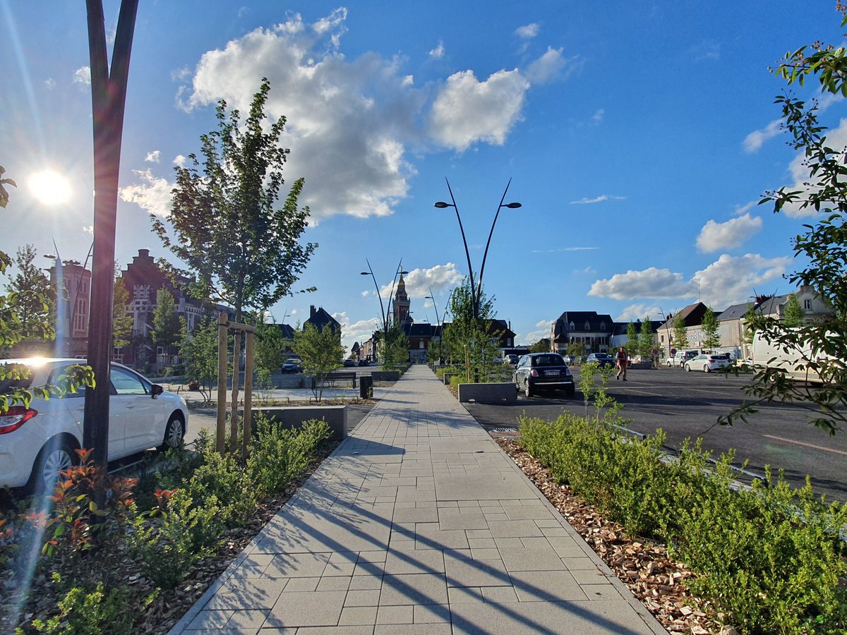 Cette semaine, de nouveaux bancs ont fait leur apparition le long de l'allée piétonne sur l'espace Emile Leturcq. Ils pourront être pivotés pour sécuriser les accès lors des événements. Parfait pour profiter des beaux jours à Albert !
#vigipirate #jeudiphoto #jesuisalbert