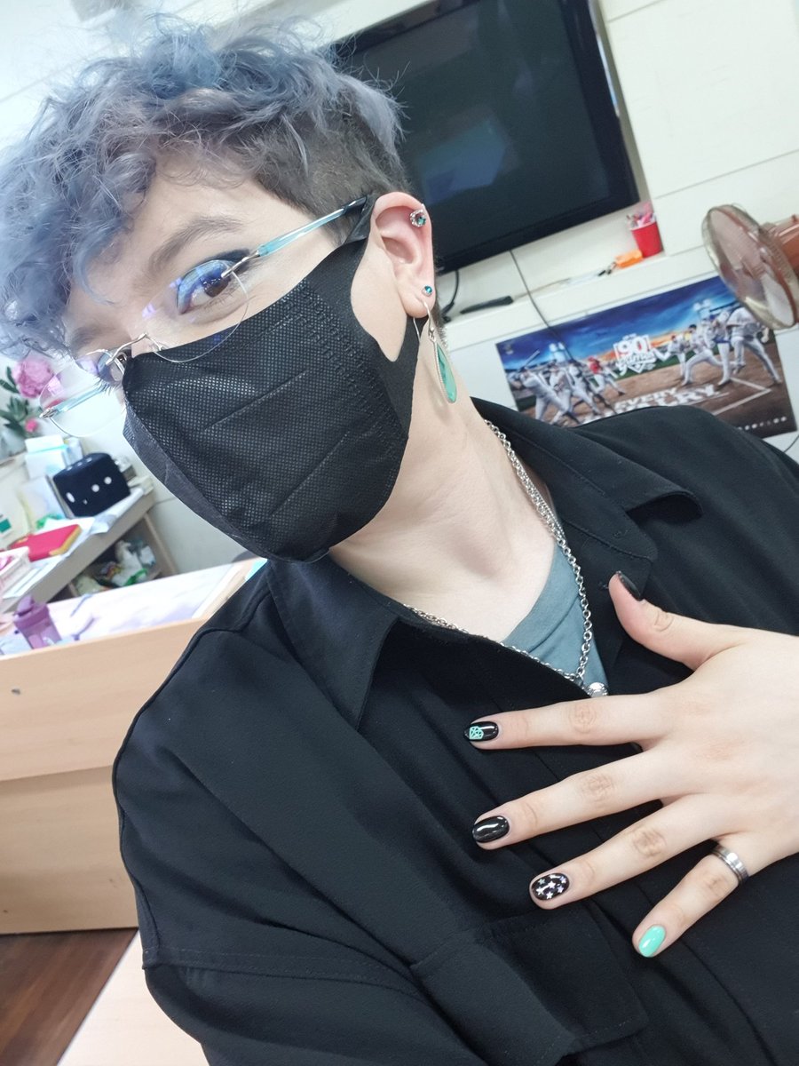 MyusicalMistake's tweet photo. Happy #14thSHINeeDay everyone ♡💜💎 Hope it's colourful!! I spread the SHINee agenda at work today, I also dressed the part but tbh my gender has changed since the last one and I don't have much appropriate clothing!! May's moon was also gorgeous in Korea ♡🌙 #SHINeeDay https://t.co/4XB5NLFJAT