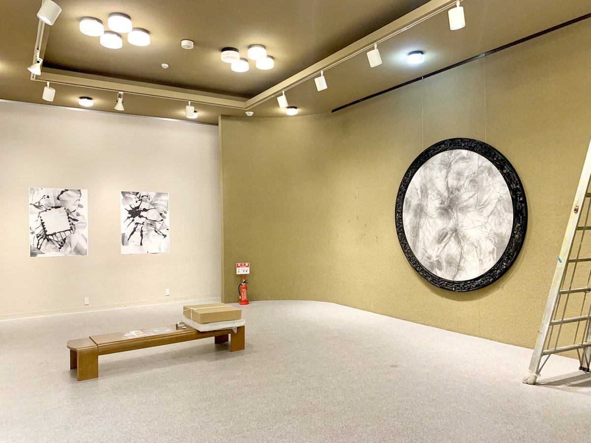 hyoyun_kim's tweet photo. 加計美術館で設置&amp;微調整中。
展示タイトルは「対岸の影」

The title of the exhibition: "A shadow on the other side of the mind" 

#KakeMuseum #HyoyunKIM #김효연 #art #shadow #printercopier #金孝妍 https://t.co/cBhOieibr6