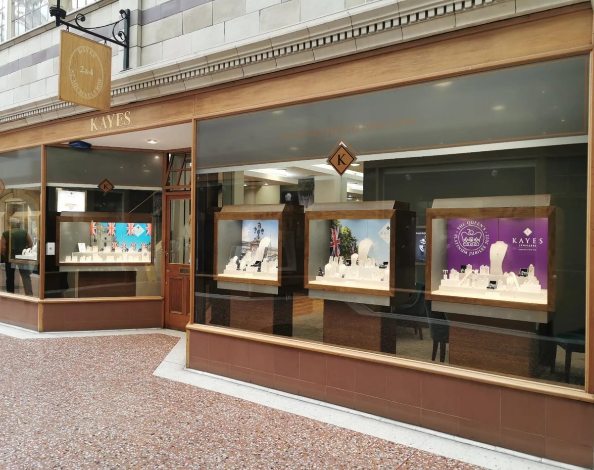 KayesJewellers's tweet photo. Our window displays are in ready for the upcoming Platinum Jubilee 🇬🇧
We're located right in the centre of Chester. Our premises are at the entrance of St Michaels Row, just off Upper Bridge Street. https://t.co/3MnHHjqpE9