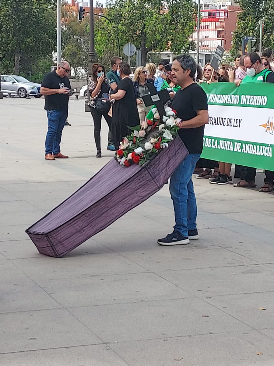 CAEPAT's tweet photo. ✅El personal laboral temporal e interino en abuso de la @AndaluciaJunta ante el Palacio de San Telmo donde @JuanMa_Moreno  y @ppandaluz van a consumar la política de RRHH más ruin que existe 
#FijezaYa https://t.co/9dEL2eEQms