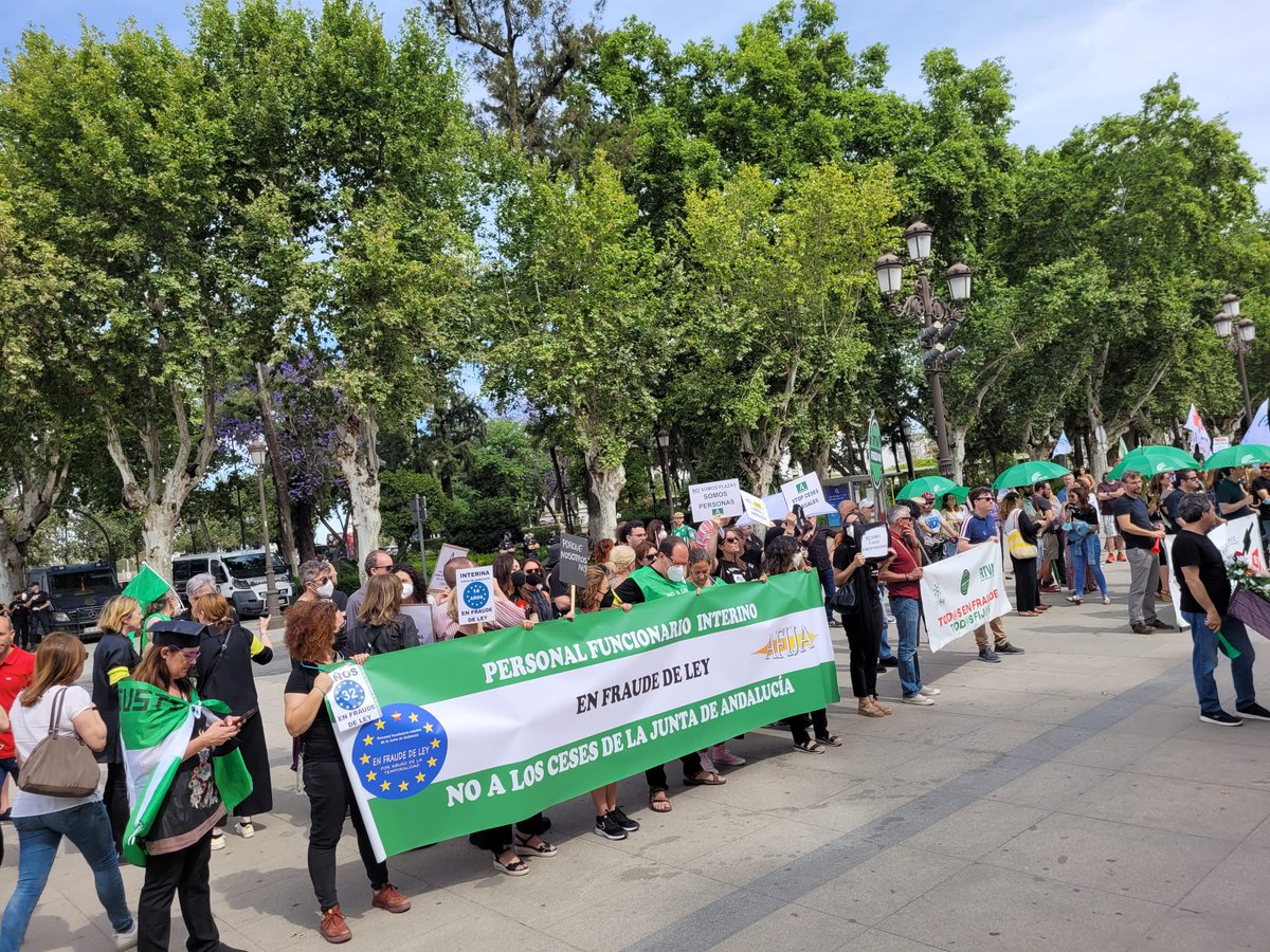 CAEPAT's tweet photo. ✅El personal laboral temporal e interino en abuso de la @AndaluciaJunta ante el Palacio de San Telmo donde @JuanMa_Moreno  y @ppandaluz van a consumar la política de RRHH más ruin que existe 
#FijezaYa https://t.co/9dEL2eEQms
