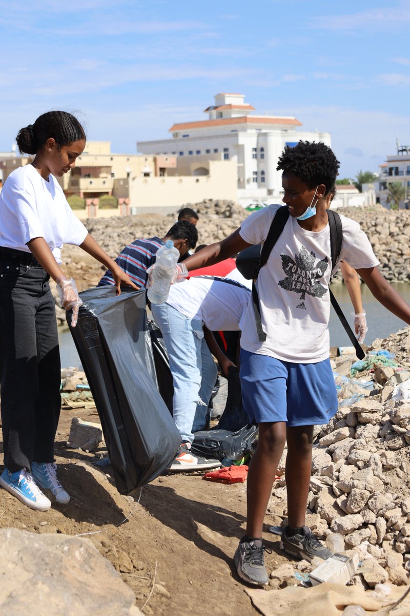 LFDDjibouti's tweet photo. Les lycéens du #LFD se sont engagés dans une action éco-responsable aux côtés de @ecoloadjibouti 🌿🌍
Motivés, ils ont ramassé les déchets du lycée et d'une plage à #Djibouti. 
Visionnez le reportage qu'ils ont réalisé pour les #JIJ2022 ! ➡️https://t.co/wxpuRxWyuv
@JIJ_AEFE_UNSS https://t.co/siLpEXZVwv