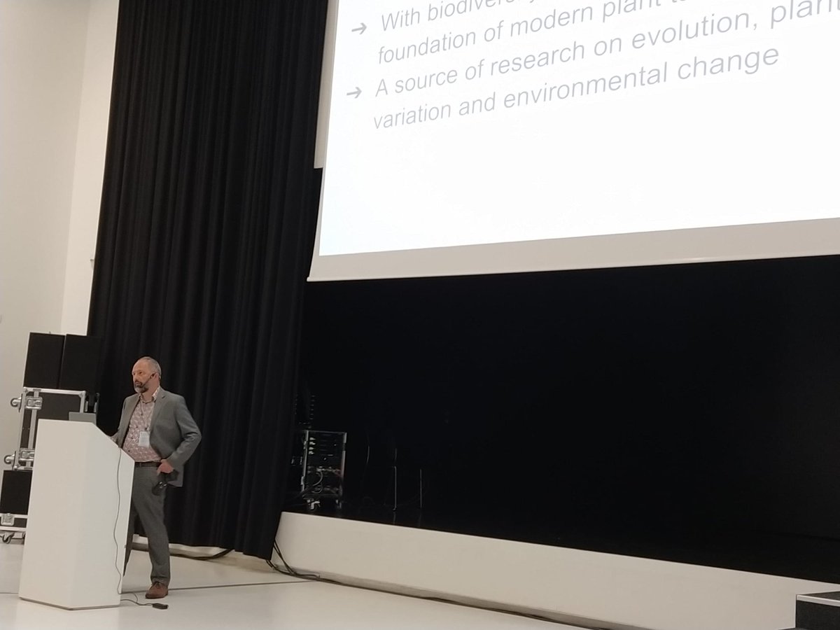 Biodiversity_be's tweet photo. Quentin Broom from @BGM_coll_res tells #EBR2022 how we can live up to the potential of a fully digital herbarium 🌿
🤖Machine learning
🪆Data integration
📚Education & citizen science
🌐Decolonisation
#DoeDat https://t.co/HcbVW4hE6i