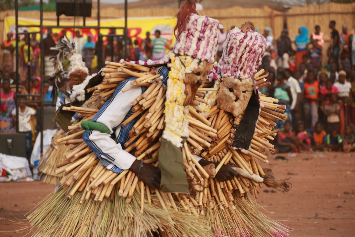 Decolonizing How We Think About Art/ Décoloniser la façon donc on pense sur l’art/ Descolonizando cómo pensamos sobre el arte 

Leer/ read/ lire
ataec.wordpress.com/2022/05/25/458/

#artists #cultures &amp; #community #ClimateAction #network