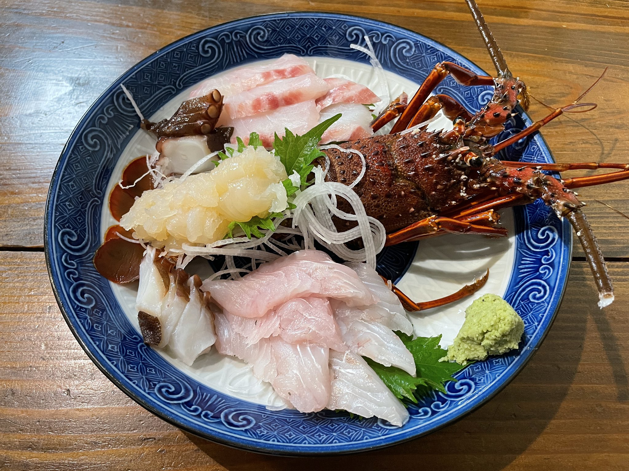 とよながあつし あつしのぶろぐ 志摩で食べた伊勢海老の刺身とカワハギの刺身と海老フライがバケモンレベルにうまかった 〆は 伊勢海老の味噌汁 T Co Daxqtvtdph Twitter