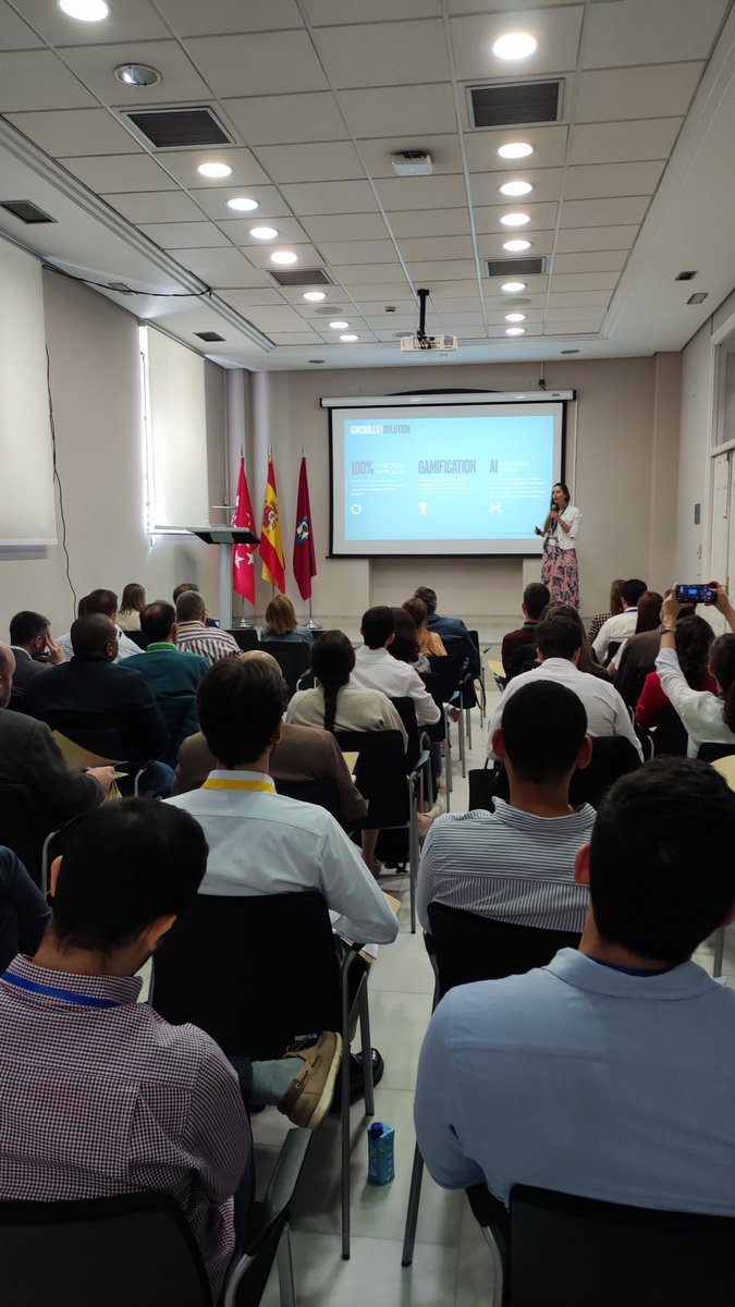 Las #empoweredwomen 💪💪 están presentes en el @MadridLAB con <a href="/RaquelRichi_/">Raquel Richi</a> de #langoo Ana Paredes de #Simskills y <a href="/NunezMTeresa/">Teresa Núñez</a> de @SeeDCashApp 
cuyas propuestas de negocio se integran en las verticales de #edtech y #fintech