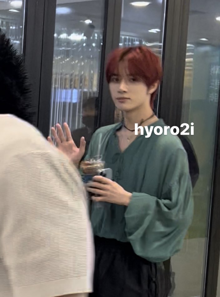 313fiIe's tweet photo. beomgyu dressed in the gbgb mv outfit for today's fansign! https://t.co/ytkpJHZNZZ