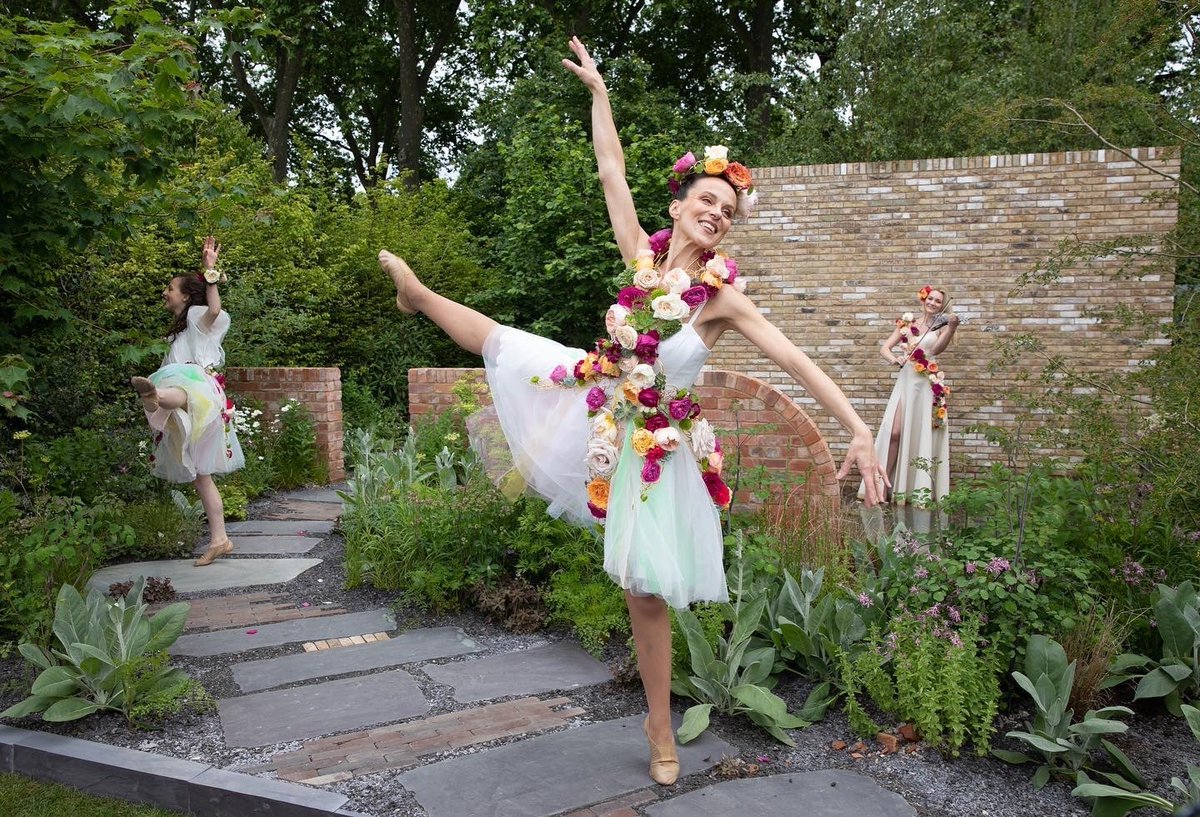 femsperspective's tweet photo. 📸 Suzanne Plunkett @suzanne_plunkett⁠
The #ChelseaFlowerShow has returned this week with stunning garden designs and gorgeous floral displays. Dame Judy Dench, Princess Beatrice, Prince Edward and of course #TheQueen all made an appearance at the gardening event. https://t.co/wwpT4uS5yx