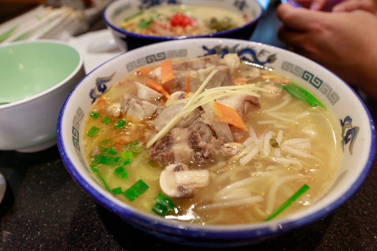 htjworld's tweet image. Gyukotsu ramen has been highly praised for its soup using beef bones, something that is unusual even within Japan. Although simple, the richness and sweetness that can only be obtained from beef bones within the soup match well with the noodles. 
#Tottorieatery #Tottorilocalfood