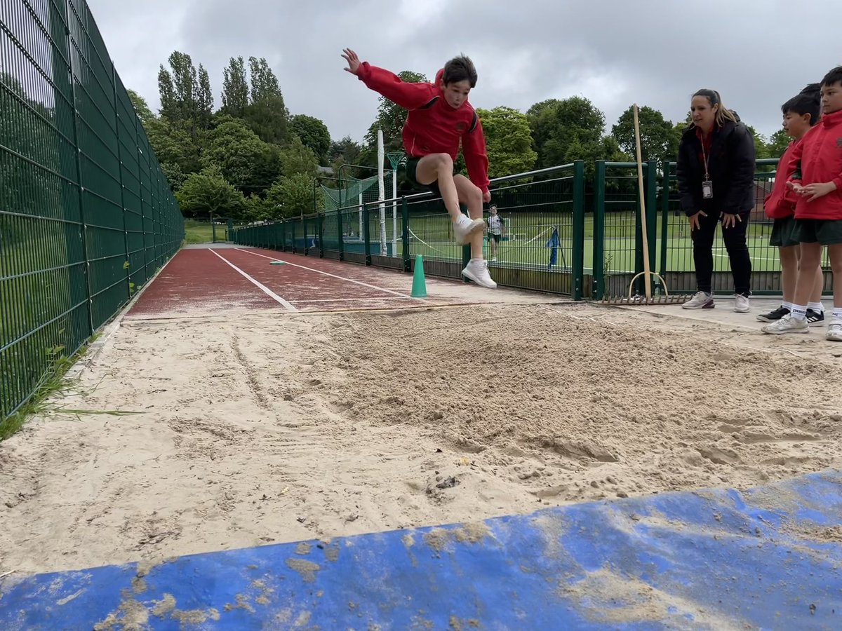 HallfieldSport's tweet photo. Year 4 PE long jump this morning was a success in preparation for Sports Day after half-term. We saw some great technique and reached new lengths! π΄π’π @HallfieldSchool #PELesson #GetJumping #CountdowntoSportsDay https://t.co/xvw0YivTAL