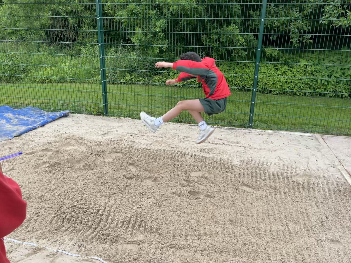 HallfieldSport's tweet photo. Year 4 PE long jump this morning was a success in preparation for Sports Day after half-term. We saw some great technique and reached new lengths! π΄π’π @HallfieldSchool #PELesson #GetJumping #CountdowntoSportsDay https://t.co/xvw0YivTAL