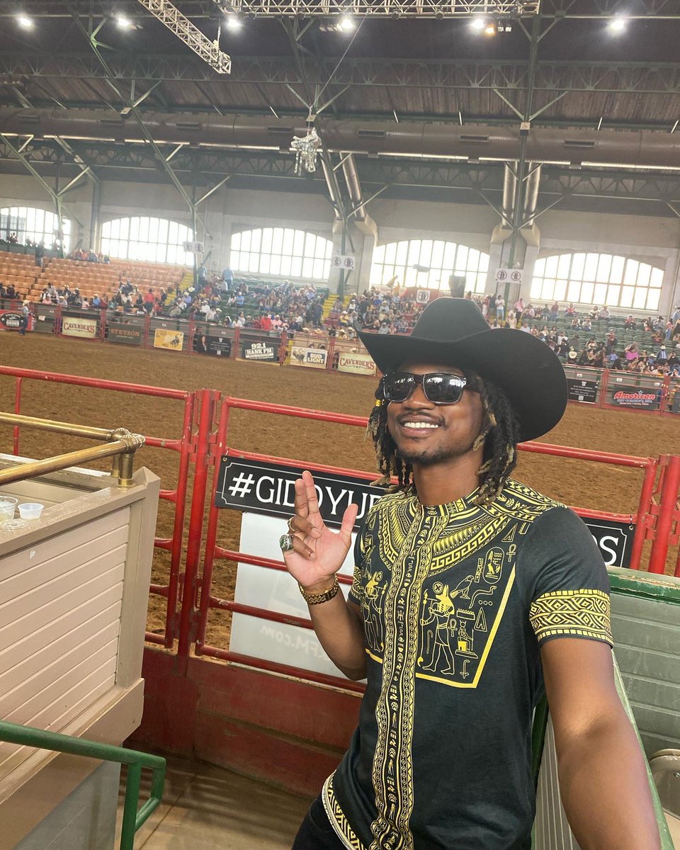 flippaGates's tweet image. Round em ⬆️ 🐎 #rodeovibes