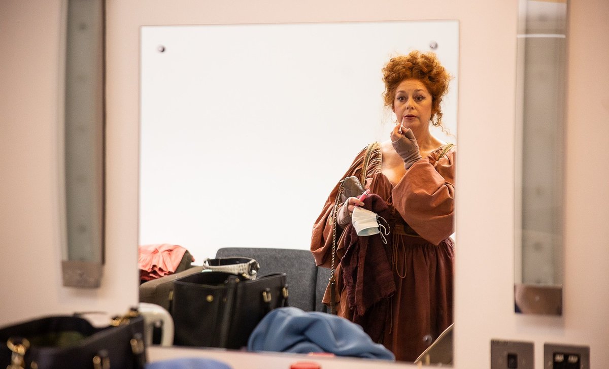 DoorstepProds's tweet photo. When you book a Doorstep Production, you'll have a programme created by an Olivier Award-winning team, featuring the very best West End actors and musicians. So whether you're planning a wedding, a birthday celebration or a special treat, you couldn't be in better hands. https://t.co/JdzYM5fniX