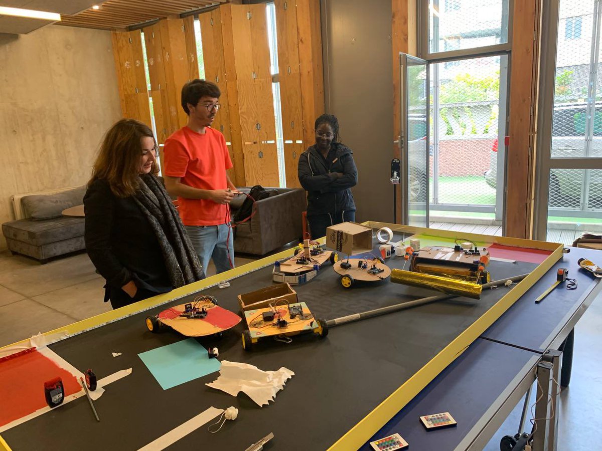duhamel_vanessa's tweet photo. Merci Alexis pour ton accueil au centre social #LazareGarreau à #LilleSud pour les préparatifs de la #CSLG #RobotCup au cours de laquelle 40 jeunes s’affronteront à l’aide de robots filoguidés qu’ils ont construit. Il se passe de belles choses dans nos quartiers. Rdv le 8 Juin ! https://t.co/VVHdcPsFPV