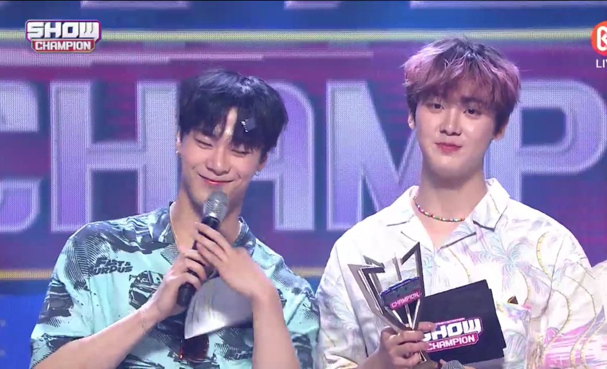 🏆❗ ¡ #ASTRO HA GANADO EL PRIMER PREMIO EN SHOW CHAMPION! ¡FELICIDADES ASTRO Y AROHA! <3 Sigamos esforzándonos para obtener más recompensas♡ #CandySugarPop2ndWin #CandySugarPop_2ndWin #아스트로 #CandySugarPop @offclASTRO