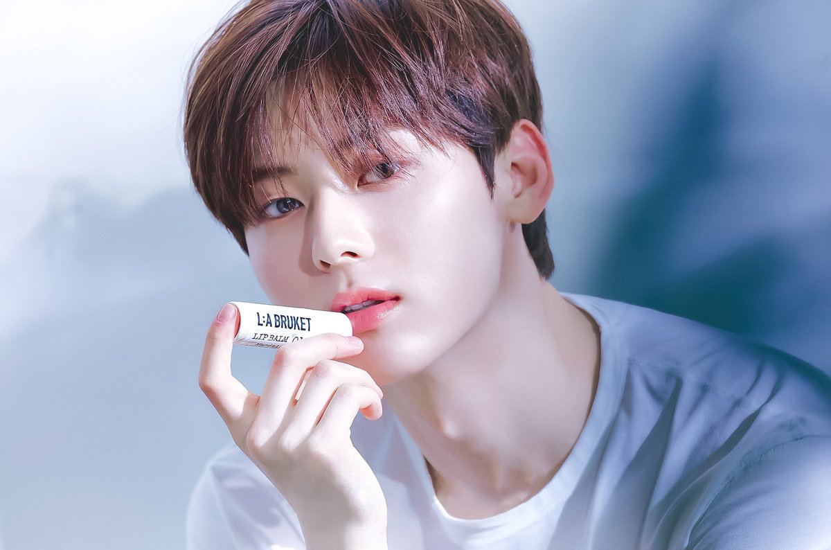 mignonmignon15's tweet photo. #황민현 #hwangminhyun #minhyun #黃旼炫 #ミニョン #ミンヒョン #ファンミンヒョン #ฮวังมินฮยอน #optimushwang #labruket #라부르켓 #핸드크림 #립밤 #립마스크 #립스크럽 #스웨덴자연주의 🐈🌿 #황미냥 #Cat https://t.co/vc421kOjqV