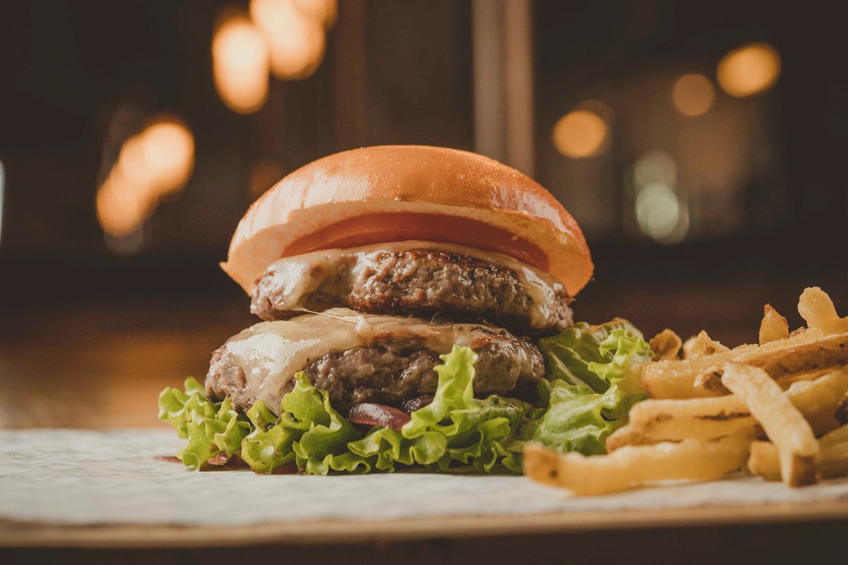conelmorrofino's tweet photo. Ahí va una nueva #agenda gastro, del 26 #mayo al 1 #junio en #Madrid. Tomando nota! #DíadelaHamburguesa #planes #gastronomía #Cookplay #Paquito #conelmorrofino https://t.co/oTERmAXWAg https://t.co/DsQn0mWEiG
