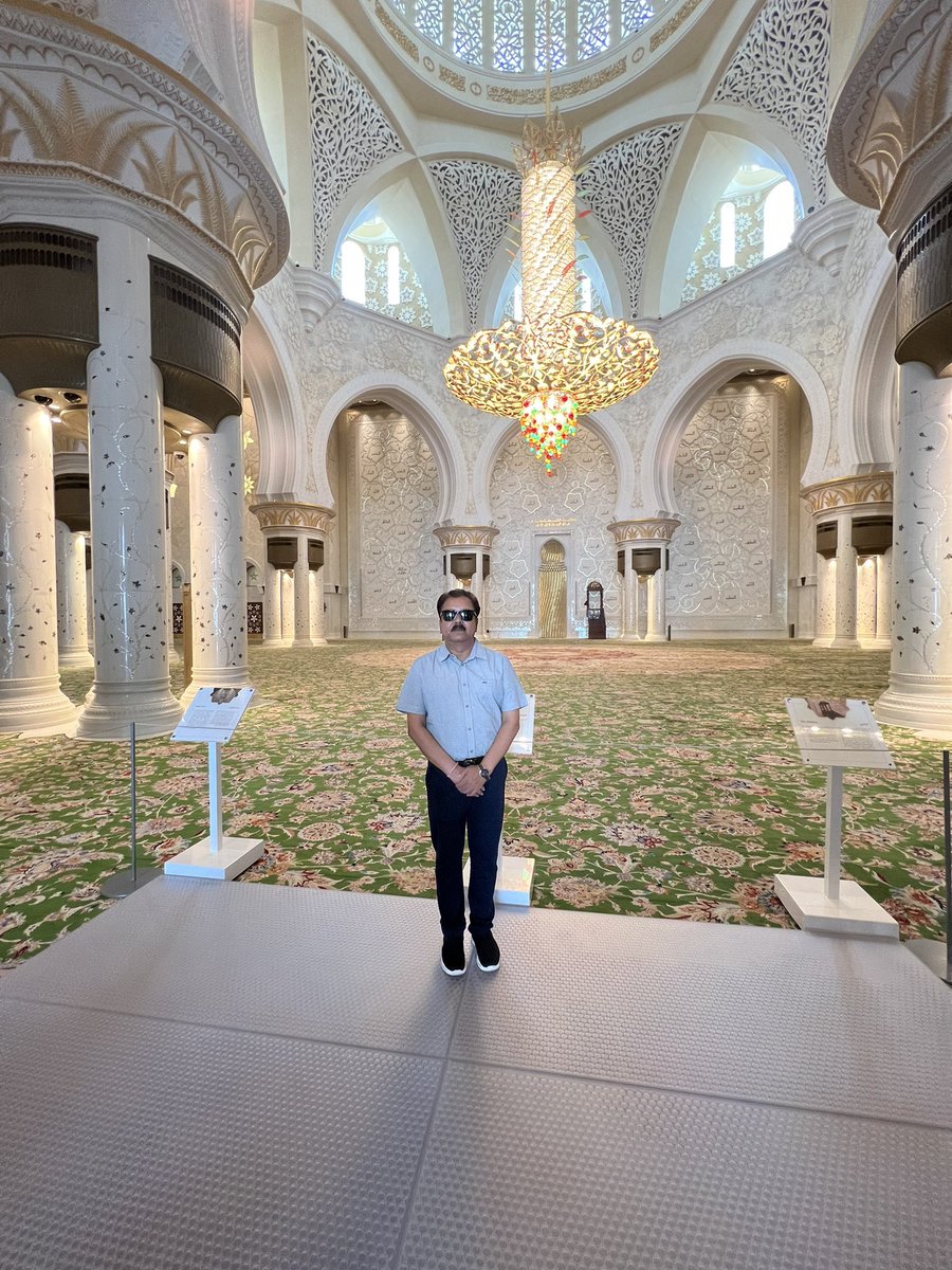 HatifSabri's tweet photo. @LadyVelvet_HFQ this seems to be main prayer hall of Grand Mosque. Is it allowed to enter the prayer hall with shoes? Please clarify us. https://t.co/cVYbYbhEvh