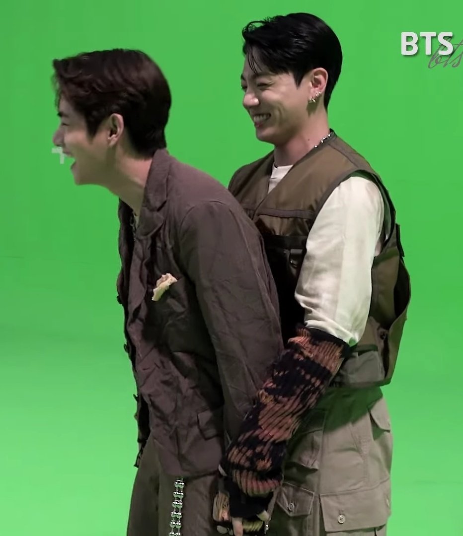 taestheticgukie's tweet photo. okay taekook ?!??? https://t.co/BY6eNglcTJ