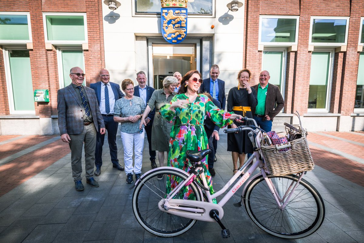 🚲 CDA Fryslân pakt de fyts! Hjoed freegje wy oandacht foar in goede tsjinstregeling yn it iepenbier ferfier, mar ek it fytsnetwurk is yn goede hannen by it CDA! 🚲👌🏻

📸 Hjoed gjin #wurdfanewike mar dizze sinnige fraksjefoto. Bedankt <a href="/BinneLouwKatsma/">Binne-Louw Katsma</a> foar de foto's!