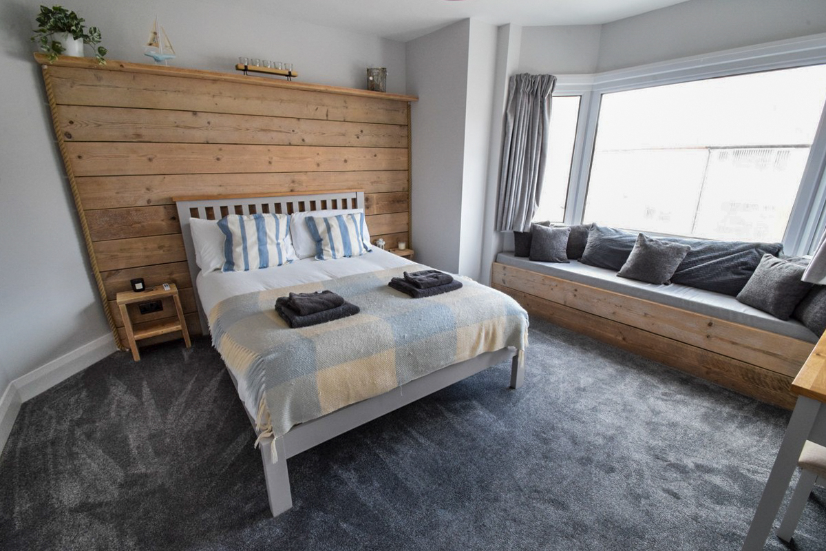 AnthonyFlintPC's tweet photo. This is the home of dreams. Expansive accommodation, walking distance to West Shore and has its own bar and hot tub. 

A successful holiday let through @sykescottages. The property is on the market as a going concern - comes fully furnished and with bookings until November 2022. https://t.co/wM5qaGTQYD