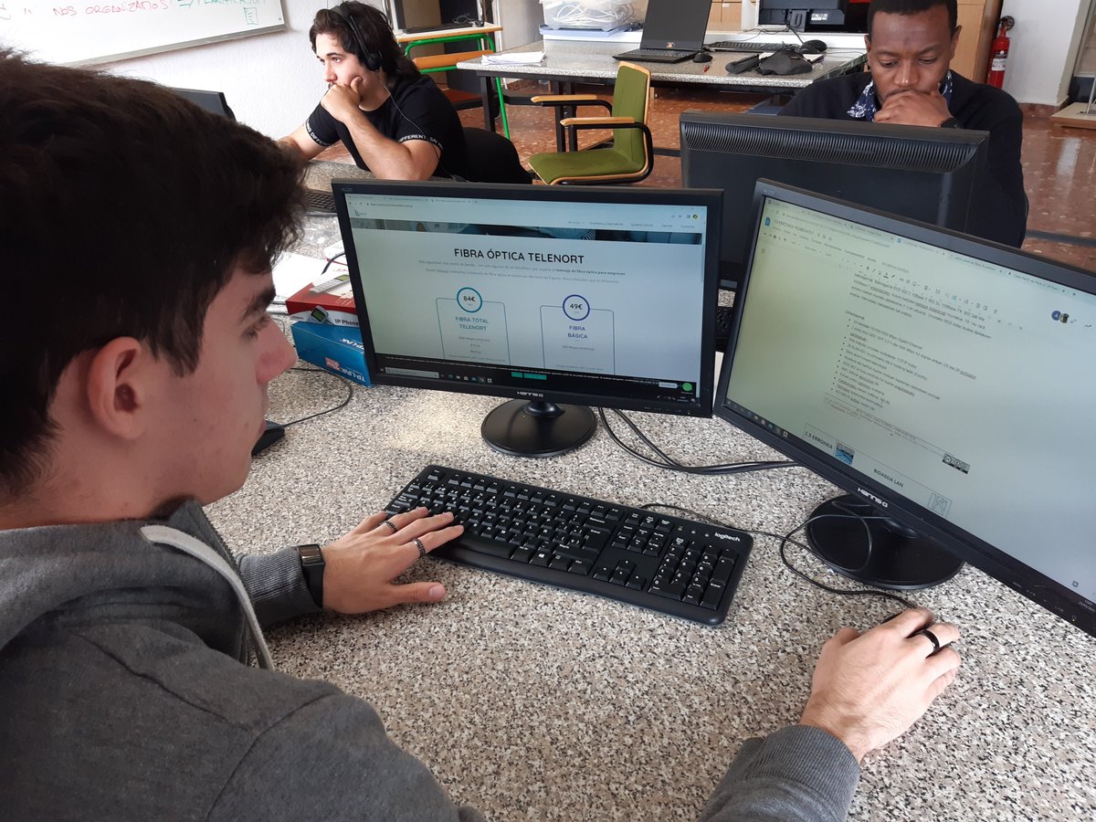 Alumnos y estudiantes trabajando duro en el último reto del año con el objetivo final de ofrecer un servicio integral de datos y voz en nuestro centro (basado en ethernet) <a href="/elektrobidasoa/">ELEKTRONIKA BIDASOA</a> <a href="/fpbidasoa/">CIFP BIDASOA LHII</a> [1]