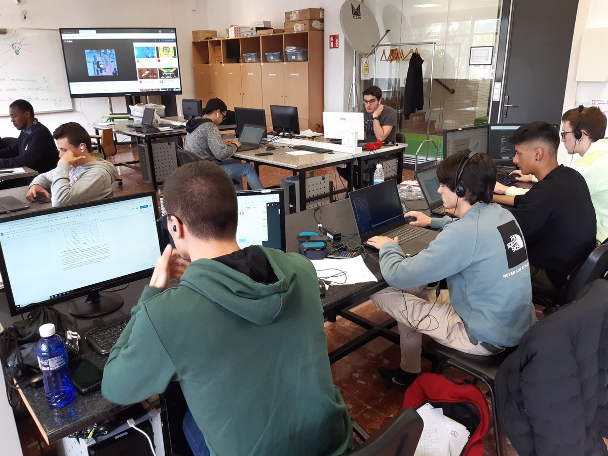 Alumnos y estudiantes trabajando duro en el último reto del año con el objetivo final de ofrecer un servicio integral de datos y voz en nuestro centro (basado en ethernet) <a href="/elektrobidasoa/">ELEKTRONIKA BIDASOA</a> <a href="/fpbidasoa/">CIFP BIDASOA LHII</a> [2]