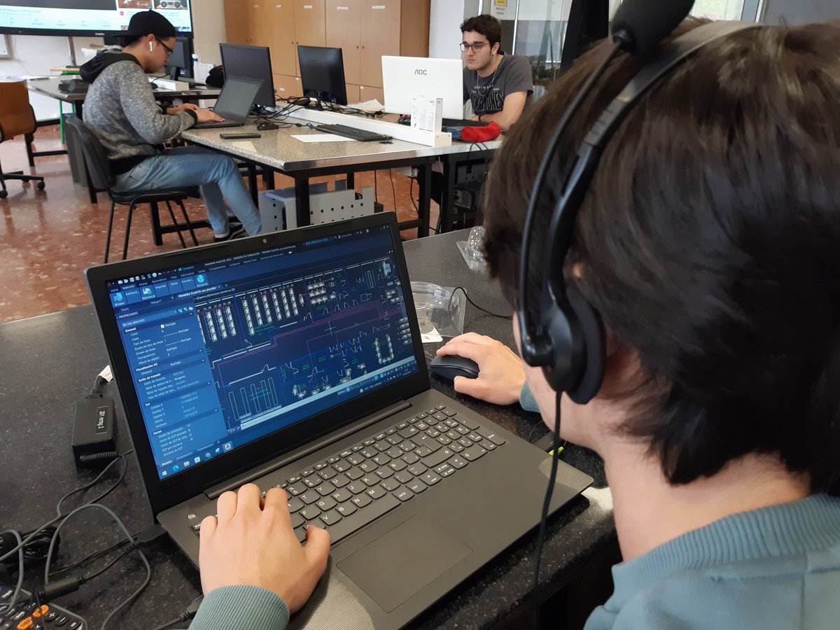 Alumnos y estudiantes trabajando duro en el último reto del año con el objetivo final de ofrecer un servicio integral de datos y voz en nuestro centro (basado en ethernet) <a href="/elektrobidasoa/">ELEKTRONIKA BIDASOA</a> <a href="/fpbidasoa/">CIFP BIDASOA LHII</a> [3]