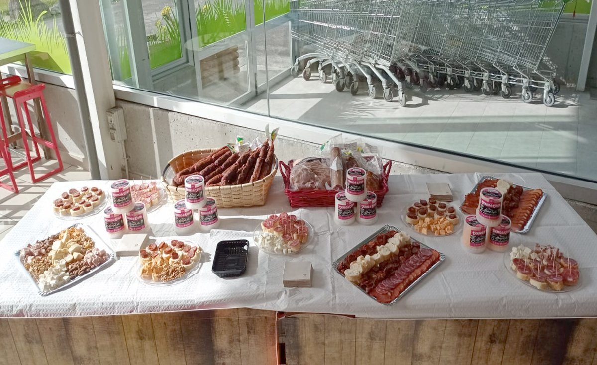 Hoy tenemos de nuevo degustación de nuestros productos. Además te recordamos que en este mes de mayo por cada compra superior a 10€ te entregamos una papeleta para el sorteo de un carro lleno de productos del supermercado. 
El sorteo será el día 3 de junio.
¡Ven te esperamos!