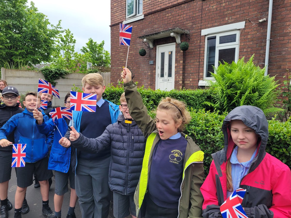 Year 4, 5 and 6 enjoying the Freedom of the Borough parade in Ormskirk today! 

#loveeachother