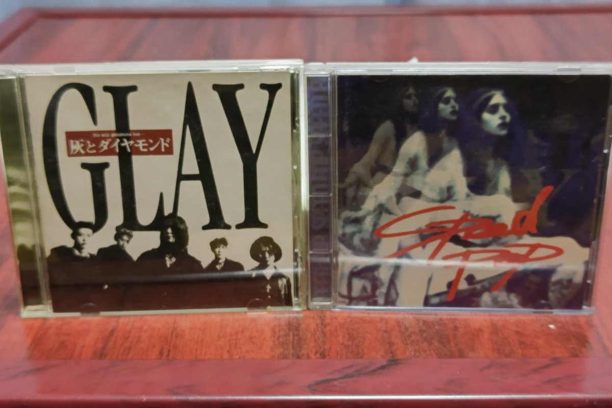oNTy5Wf's tweet photo. #GLAY
#TAKURO
#TERU
#HISASHI
#JIRO
#灰とダイヤモンド
#SPEEDPOP
#GLAYデビュー28周年 
本日はGLAYのデビュー日なのでこの2枚ですよね♪≧ω≦✨🎸✨
GLAYの皆さんおめでとうございます🎉✨😆✨🎊 https://t.co/IbUdKGoSaq
