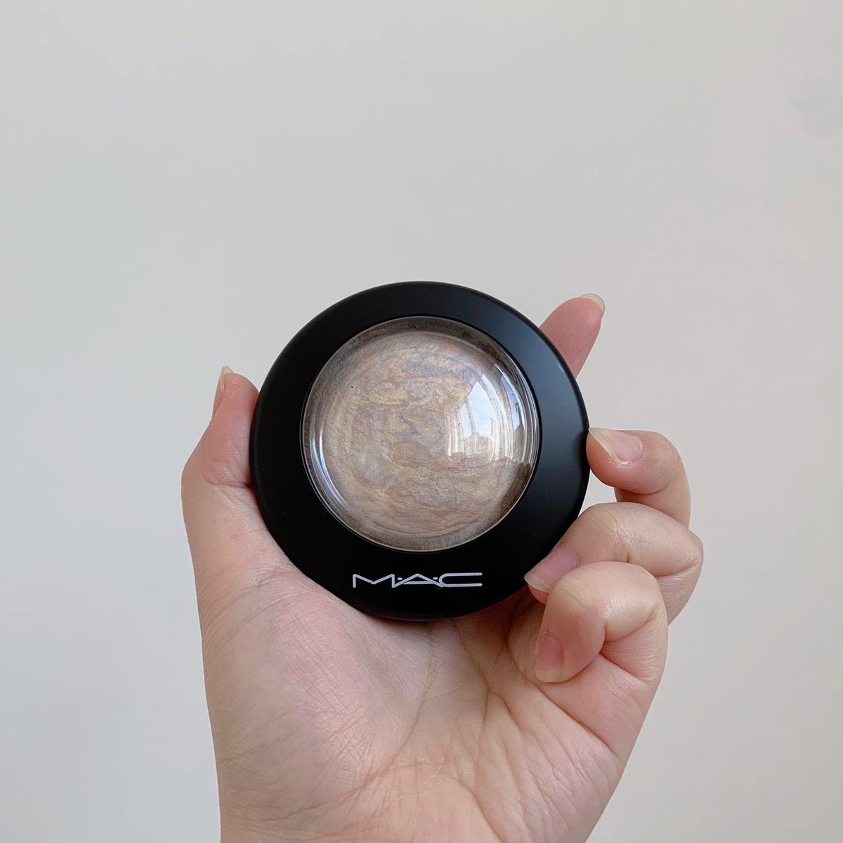sssemi_co's tweet photo. 🌷M･A･C MINERALIZE SKINFINISH
［ LIGHTSCAPADE ］🌷

数々のベスコス受賞🏅

なめらかな付け心地のパウダーで
とても上品なツヤ肌を作れるハイライト🤍

粉っぽさを感じさせない潤いのある仕上がりに！

#MACLIGHTFULC
#MACライトフルC
#WATERGLOW 
#WATERGLOW_JP
#サクラスキン https://t.co/LN4SFy6Jqh