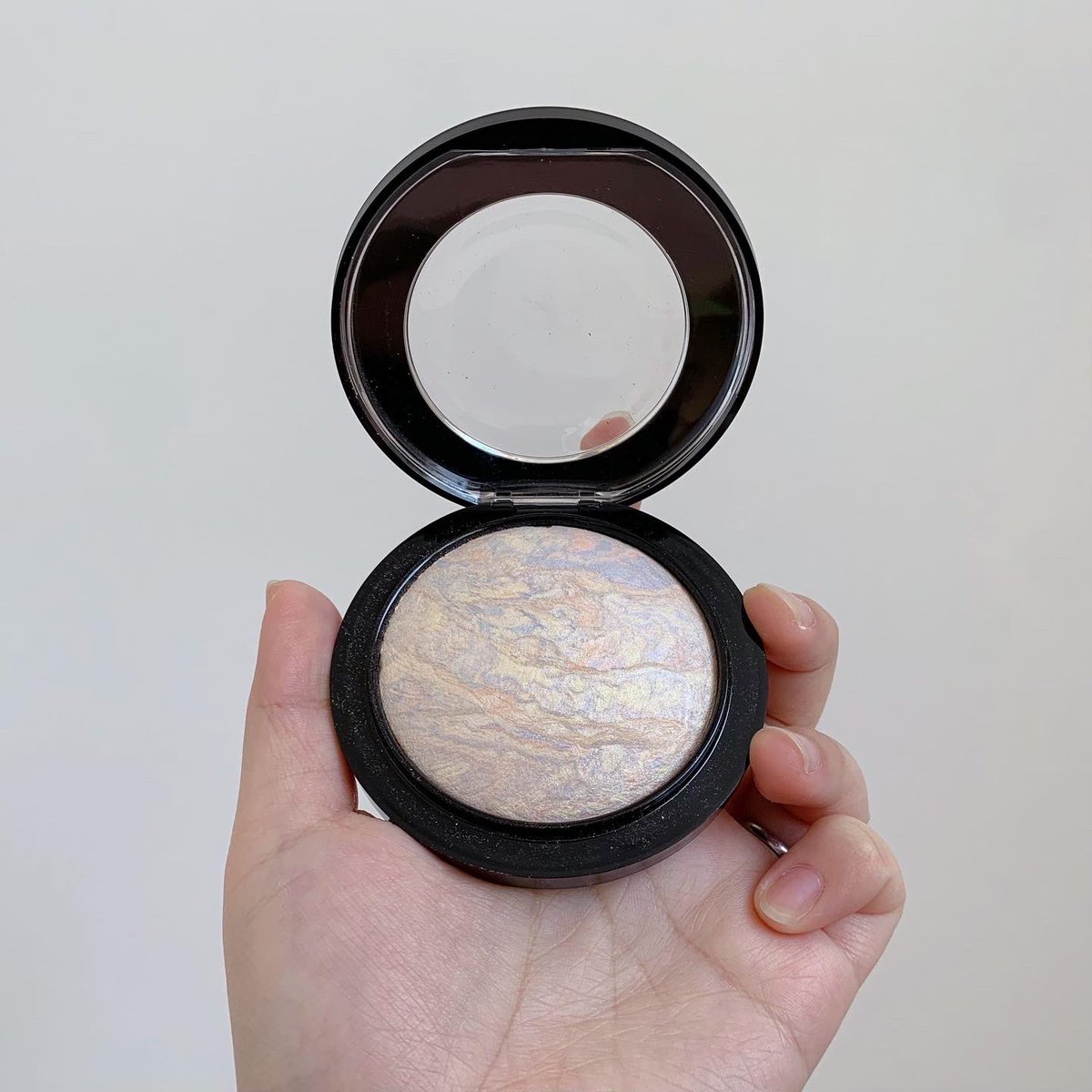 sssemi_co's tweet photo. 🌷M･A･C MINERALIZE SKINFINISH
［ LIGHTSCAPADE ］🌷

数々のベスコス受賞🏅

なめらかな付け心地のパウダーで
とても上品なツヤ肌を作れるハイライト🤍

粉っぽさを感じさせない潤いのある仕上がりに！

#MACLIGHTFULC
#MACライトフルC
#WATERGLOW 
#WATERGLOW_JP
#サクラスキン https://t.co/LN4SFy6Jqh