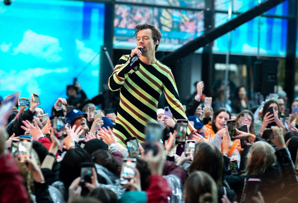 Just <a href="/Harry_Styles/">Harry Styles.</a> being the icon that he is in New York this month! 🤩 🎤 ⁣
