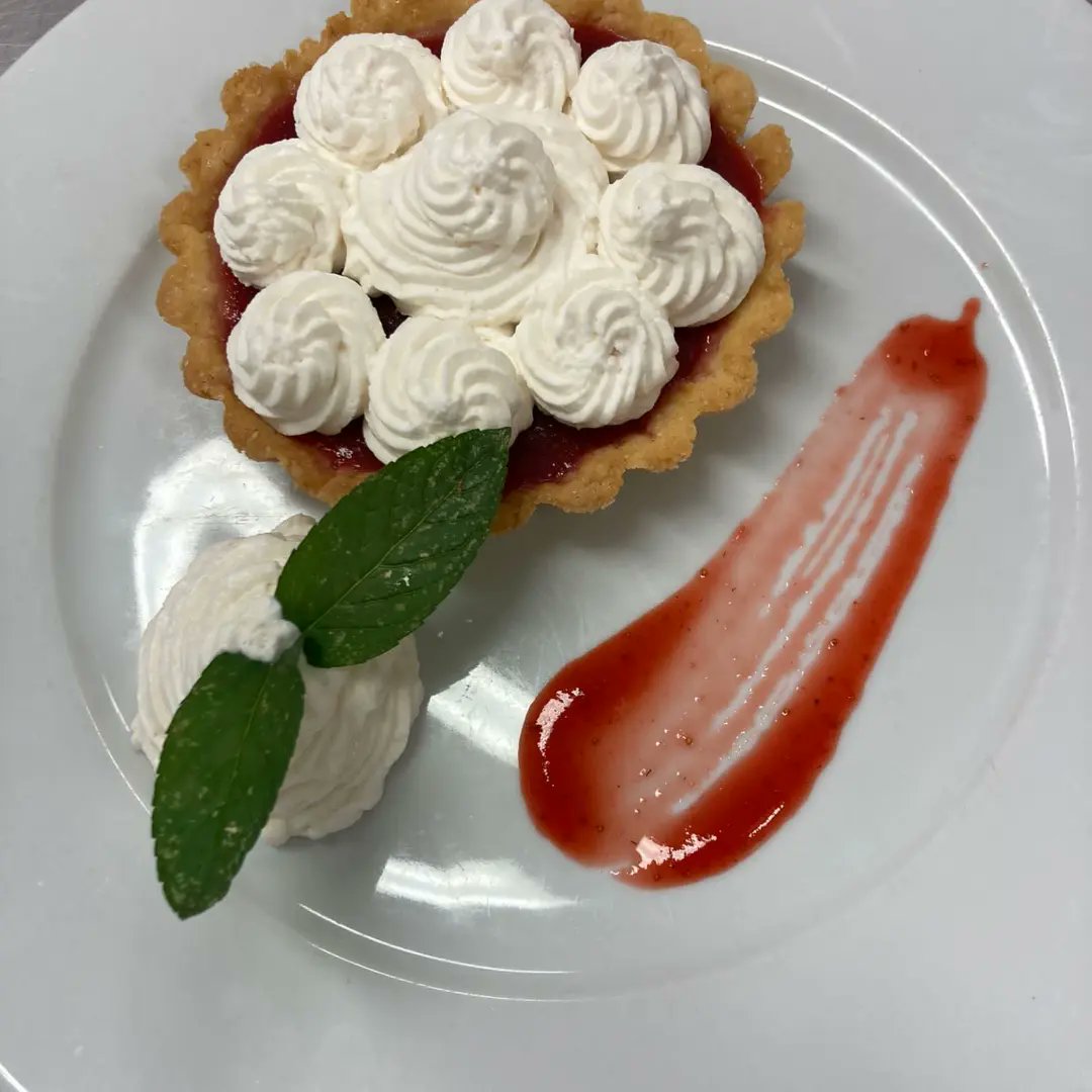 Pripreme za natjecanje pomoćnih kuhara i slastičara “Slano i slatko”
Natjecanje se održava u Bjelovaru, 26.5.2022. u Turističko-ugostiteljsko-prehrambenoj školi 
Pogledajte uratke Tanje i Martina iz  2. D razreda pod vodstvom strukovnog učitelja Hrvoja. 

Puno uspjeha sutra!