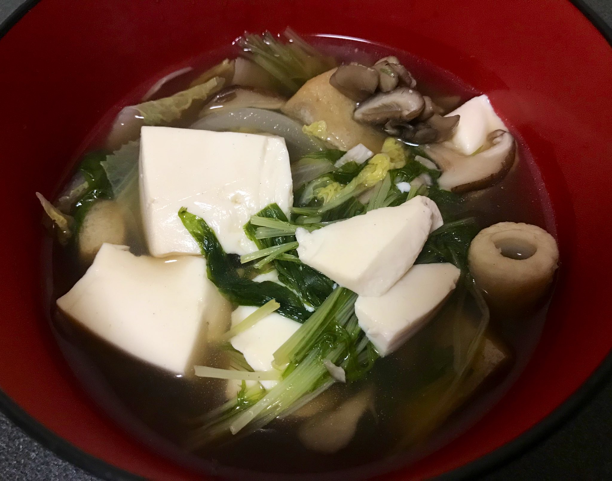 しぃたけ 北海道花咲ガニ鍋のつゆが安かったから買って今宵はお鍋 カニもカニカマも1ミリも入ってません ちくわがいます 笑 ほぼ野菜と豆腐 暑い日も鍋 T Co Hjtt3s5ild Twitter
