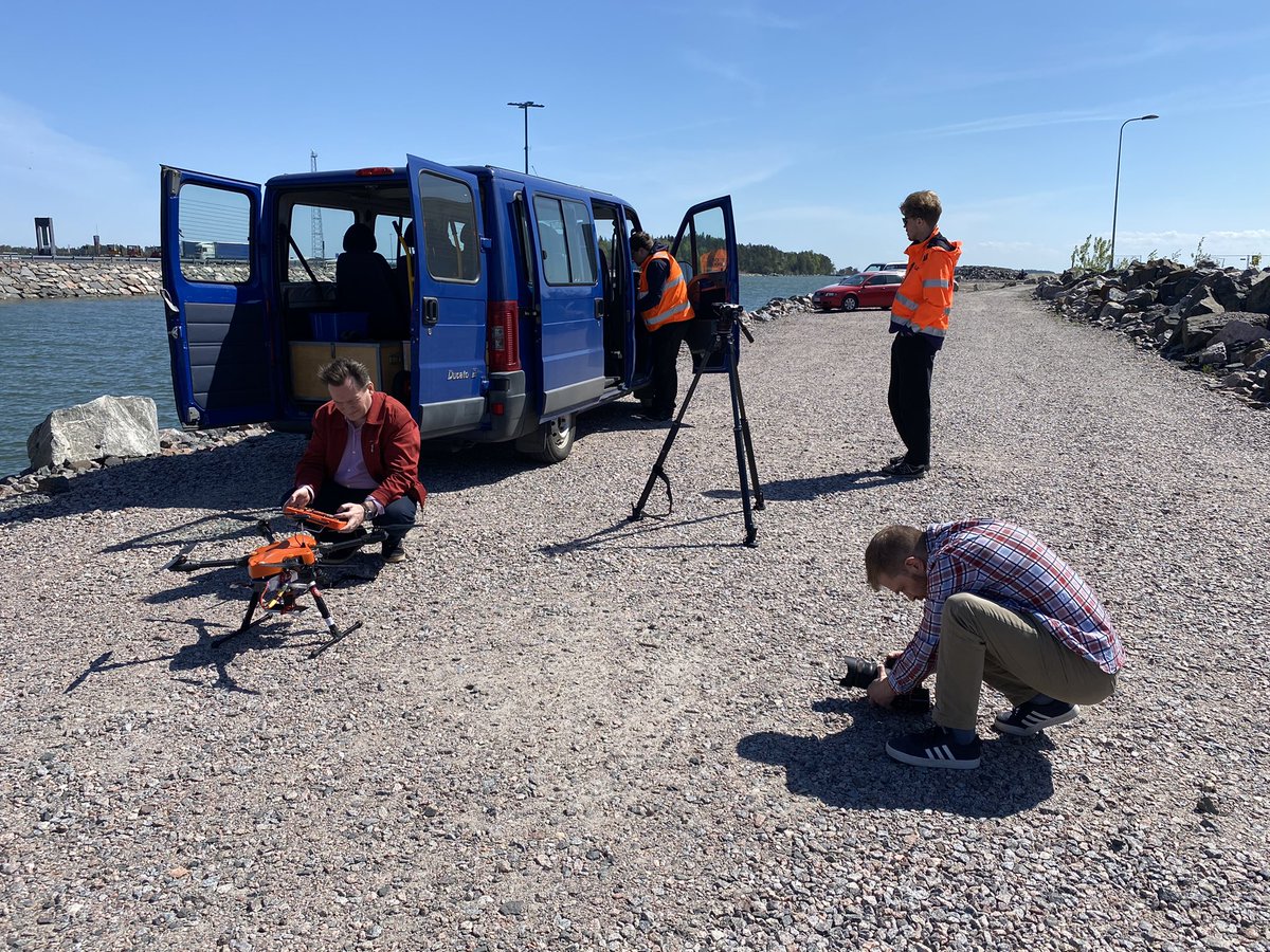 MarjoUP's tweet photo. Vuosaaren Satamassa kuvaamassa 5G-dronen työtä. 5G tehostaa ja mahdollistaa paljon satamissa, mm. turvallisuus paranee. #5G @PortOfHelsinki #5GMomentum https://t.co/S6LkEbkQCz
