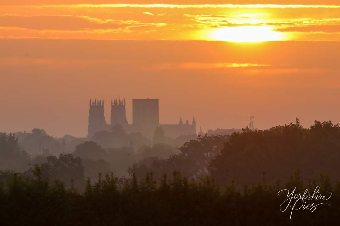 Lee_Collings74's tweet photo. @StormHour York Minster #sunrise #StormHour last week. https://t.co/1k9v2vQaUR