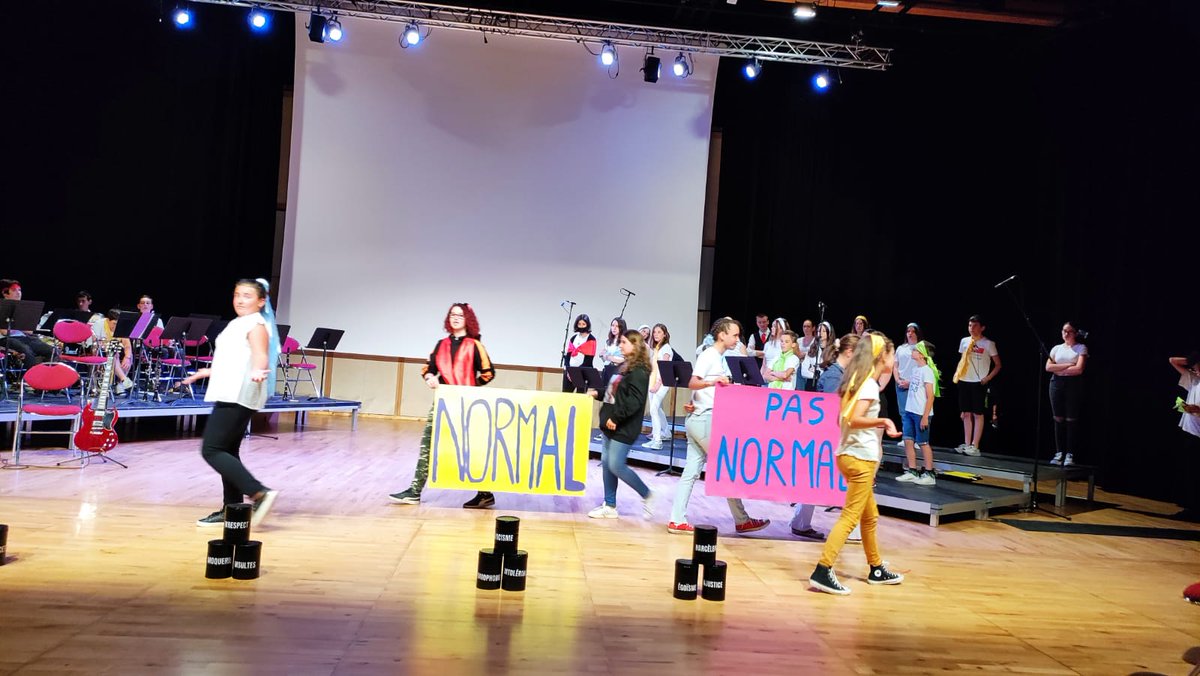 " À quoi on joue?" Quel Show!!!! Les élèves des classes CHAM et bénéficiant du dispositif ULIS du @collegealambert ont fait passer un message indispensable de Tolérance et de Bienveillance pour lutter contre tous types de discrimination! 👏👏👏
@jmfvienne <a href="/manue_stan/">Manue Gremaud-Stan</a> #TAI