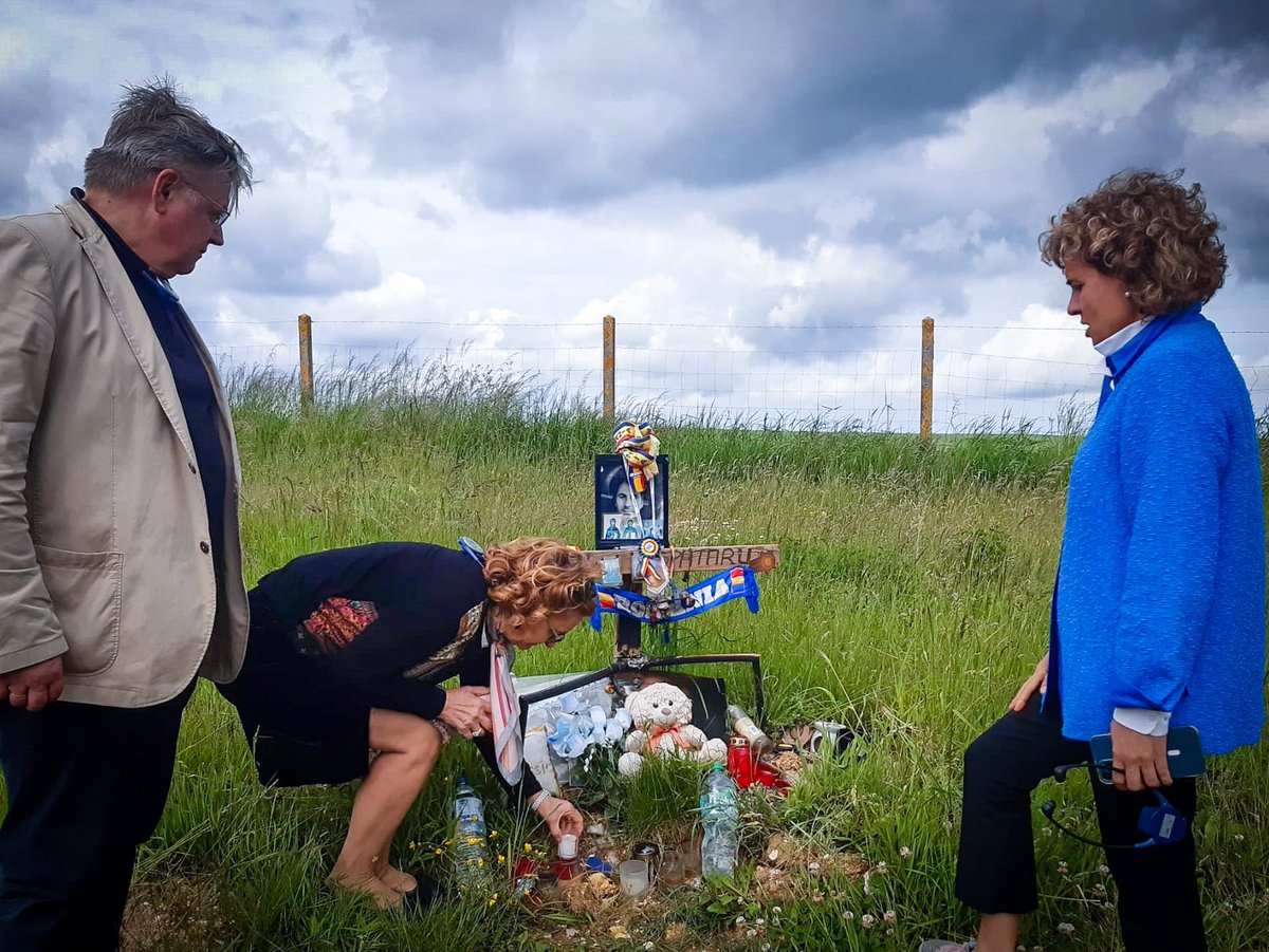 DolorsMM's tweet image. En una pequeña zona de descanso en Francia unos ladrones acuchillaron a Mihai Spataru, un joven camionero rumano afincado en España que viajaba con su esposa.

Hoy le recordamos y condenamos su cruel asesinato.

Acabemos de una vez con la inseguridad que sufren los transportistas