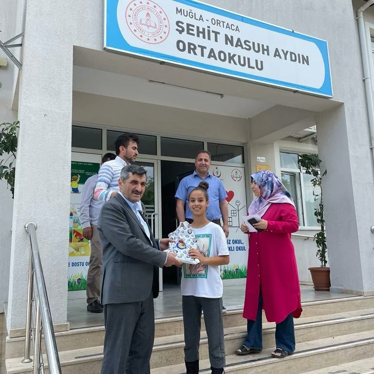 ayd_sehit's tweet photo. Türkiye genelinde düzenlenen Resimlerle Hadis yarışmasına, Din Kültürü ve Ahlak Bilgisi Öğretmenimiz Münevver SOLAK önderliğinde katılan 35 öğrencimize ve okul 1,2,3.müze İlçe Müftümüz Mahmut ATICI ve Uzman Mahmut KABALAK hediyelerini vermişlerdir. Emeği geçenlere teşekkür ederiz https://t.co/74gUhqE9DT