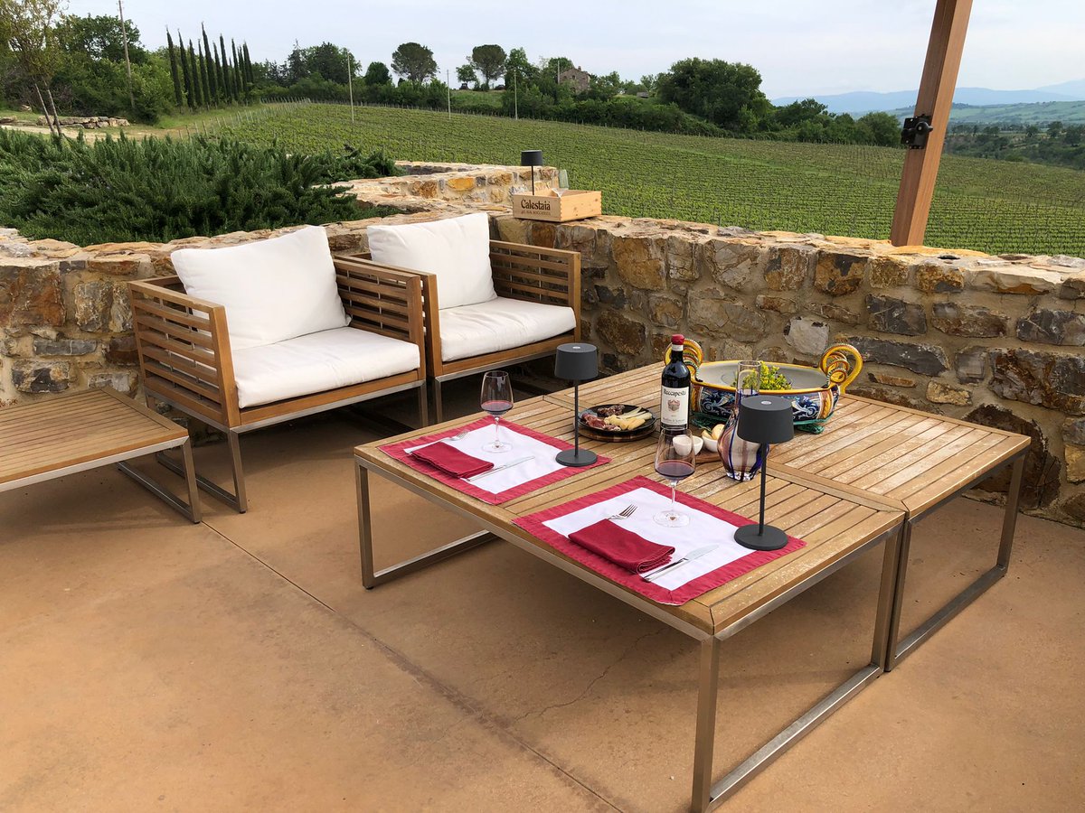 A Roccapesta puoi trovare un'angolo del paradiso Maremmano, degustando un buon morellino di Scansano e assaggiando prodotti tipici Maremmani.