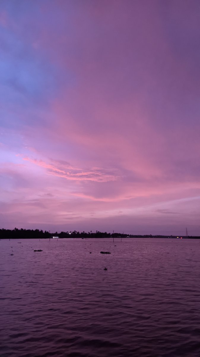 #GoodEvening folks!!
Sometimes the sunsets are so vibrant, you don't need neither a filter nor any post-processing.
From the scenic waterfronts of Kochi 💫