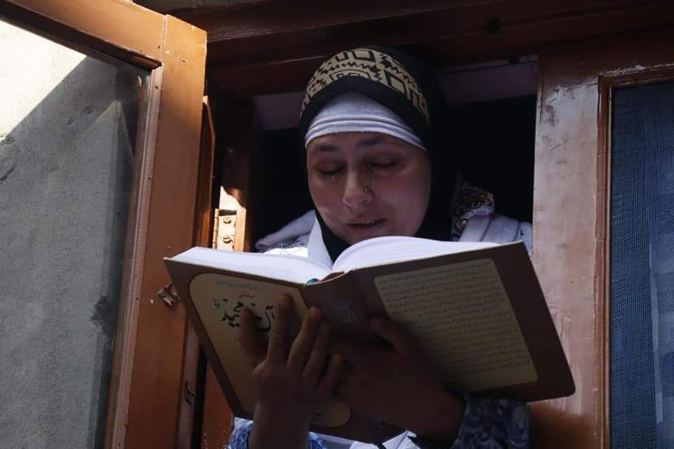 sheikhsabirr's tweet photo. Sister of Yaseen Malik Reciting #Quran Verses on the window of her Home in #Srinagar as Special #court of #Delhi will pronounce verdict on punishment of separatist leader Yasin Malik today
#YasinMalik #Kashmir https://t.co/u7Dd4OjCCO