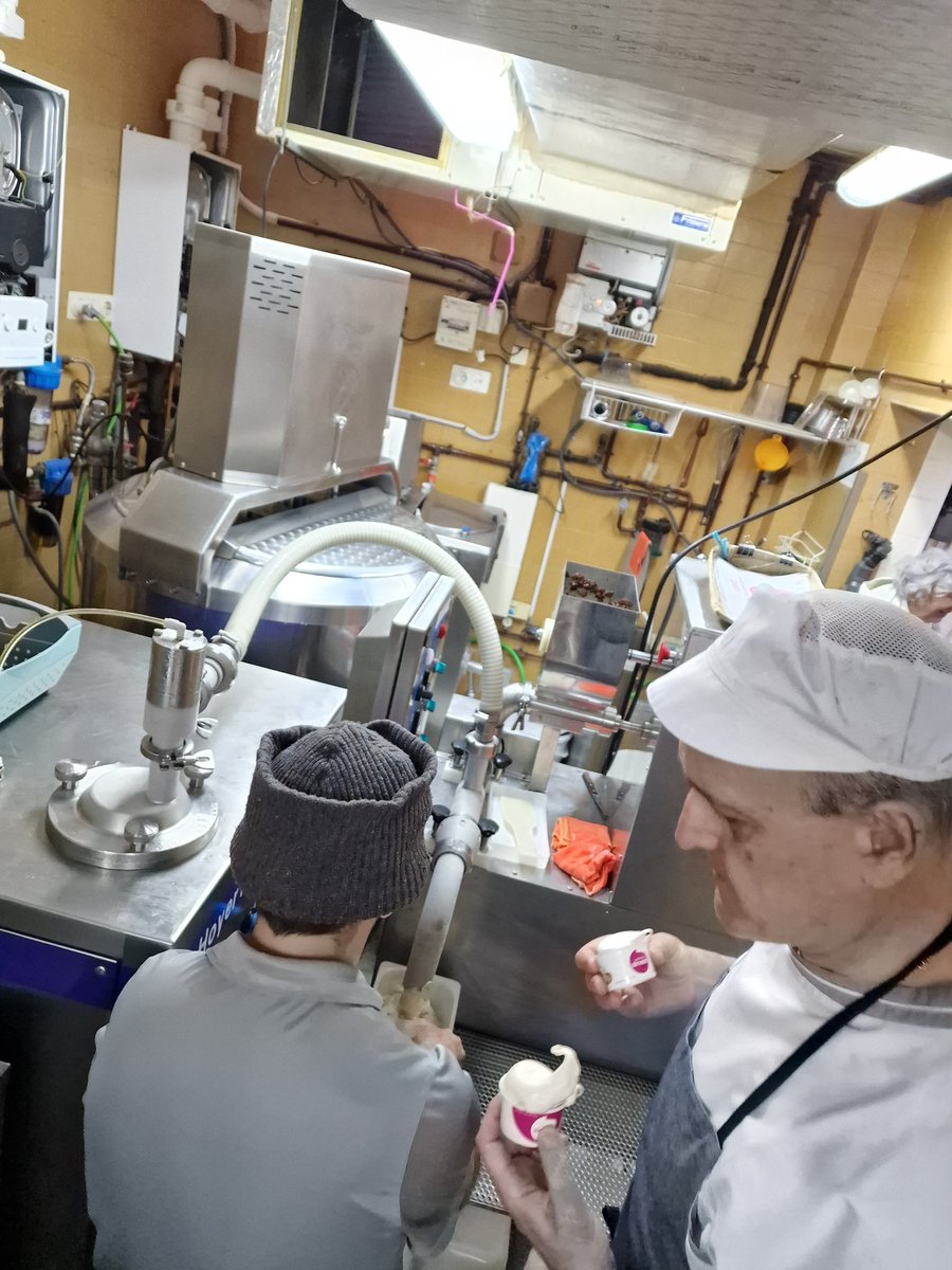 lugaricano's tweet image. Muchas gracias, a Antonio Sirvent (y a otros muchos artesanos como él), por el cariño y la dedicación con la qué haces tus maravillosos helados en Cambrils (Tarragona) - cada ingrediente tiene su historia, cada sabor sus largos años de refinamiento. Qué maravilla.